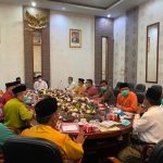 Bupati Rohul H Sukiman bersama Sekda Rohul H Abdul Haris SSos MSi memimpin rapat antisipasi pencegahan penularan wabah Covid-19 di rumah dinas bupati bersama seluruh Kepala Organisasi Perangkat Daerah Rohul