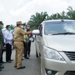 Bupati Rohul H Sukiman menyampaikan imbauan pemerintah kepada pengemudi kendaraan bermotor roda dua dan roda empat saat meninjau Posko Pencegahan Codiv 19 di daerah perbatasan atau pintu masuk kabupaten Rohul