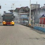 Satu unit mobil Water Cannon milik Polres dan satu unit Mobil Damkar milik Pemkab Rohul sedang melakukan penyemprotan disinfektan di jalan protokol Jalur dua Tuanku Tambusai dan Diponego Pasirpengaraian