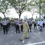 Bupati Rohul H Sukiman meninjau kesiapan tim terpadu dalam pelaksanaa kegiatan penyemprotan disinfektan yang dilaksanakan pemerintah daerah, Polri dan TNI, saat memimpin apel pelepasan di Simpang Empata Bundaran Ratik Togak Pasirpengaraian
