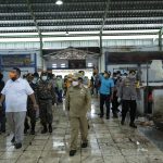 Bupati Rohul H Sukiman didampingi Ketua DPRD Rohul Novliwanda Ade Putra ST dan Forkopimda meninjau kondisi Pasar Modern Kampung Padang Kecamatan Rambah usai dilakukan penyemprotan disenfektan secara serentak di Rohul