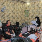 Bupati Rohul H Sukiman bersama Ketua Tim Penggerak PKK Rohul Hj Peni Herawati Sukiman melakukan talk show di Radio Suara Lima Luhak milik Dinas Kominfo Rohul, dalam menyampaikan imbauajn dan kebijakan Pemkab Rohul dalam penanganan pencegahan Covid-19
