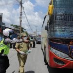 Bupati Rohul H Sukiman bersama Unit Lantas Polsek Ujung Batu memberhentikan salah satu Bus AKAP saat melintasi ruas jalan Ujung Batu, memberikan masker gratis dari PMI Rohul