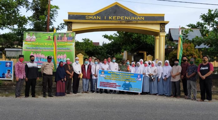 Rayakan Kelulusan, Siswa SMAN 1 Kepenuhan Bagi-Bagi Masker