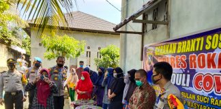 Berbeda Dengan Yang Lain, Polres Rohul Beri 1500 Bibit Ikan Ditengah Covid-19