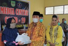 Prihatin Terhadap Dampak Covid-19, Bupati Rohul Bagi-Bagi Paket Sembako