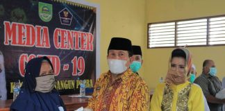 Prihatin Terhadap Dampak Covid-19, Bupati Rohul Bagi-Bagi Paket Sembako