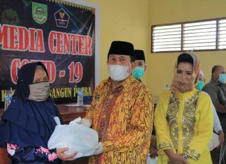 Prihatin Terhadap Dampak Covid-19, Bupati Rohul Bagi-Bagi Paket Sembako