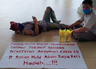 Desak Pemkab Rohul Sosialisasikan Perbup Anggaran Covid-19, Dua Pria Datangi Kantor Bupati Bawa Minyak Goreng