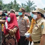 Bupati Rohul H Sukiman menyaksikan Tim Gugus tugas Percepatan Penanganan Covid-19 Kabupaten melakukan pemeriksaan kesehatan suhu tubuh pengendara kendaraan roda empat di daerah perbatasan kabupaten Rohul