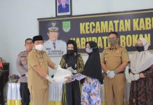 Bagi-Bagi Paket Sembako di Dua Kecamatan, Sukiman : Mari Ikuti Protokol Kesehatan