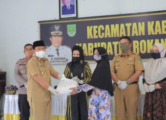 Bagi-Bagi Paket Sembako di Dua Kecamatan, Sukiman : Mari Ikuti Protokol Kesehatan