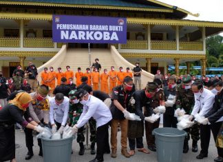 Musnahkan BB di Kantor LAM, Kapolda Riau : Mari Sama-Sama Berantas Narkoba