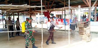 Cegah Covid-19, Kapolsek Rambah Bersama Babinsa Koramil 02 Semprot Desinfektan