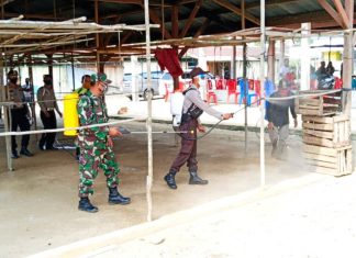 Cegah Covid-19, Kapolsek Rambah Bersama Babinsa Koramil 02 Semprot Desinfektan
