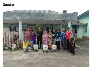 Mahasiswa Kukerta Relawan Covid-19 UNRI Desa Koto Tuo SEMPROT Desinfektan