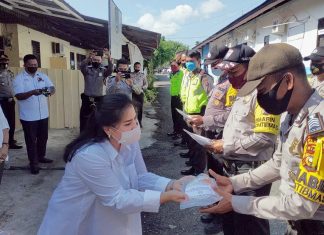 Kerap Berinteraksi Dengan ODP dan PDP Covid-19, Bayangkari Cabang Rohul Salurkan Suplemen Kepada Bhabinkamtibmas