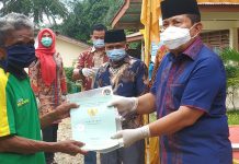 Bupati ROHUL Serahkan Sertifikat Lahan Kepada Masyarakat Transmigrasi di Desa Pasir Utama