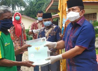 Bupati ROHUL Serahkan Sertifikat Lahan Kepada Masyarakat Transmigrasi di Desa Pasir Utama