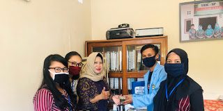 BERBEDA, Relawan Kukerta UNRI BAGI-BAGI Jamu ke Warga Kampung Tengah