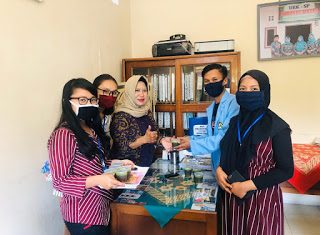 BERBEDA, Relawan Kukerta UNRI BAGI-BAGI Jamu ke Warga Kampung Tengah