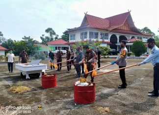 Kejari Rohul Musnahkan BB Tindak Pidana Umum