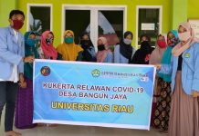 KKN UNRI Desa Bangun Jaya Buat dan Bagikan Hand-sanitizer GRATIS Kepada Masyarakat