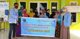 KKN UNRI Desa Bangun Jaya Buat dan Bagikan Hand-sanitizer GRATIS Kepada Masyarakat
