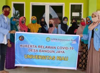KKN UNRI Desa Bangun Jaya Buat dan Bagikan Hand-sanitizer GRATIS Kepada Masyarakat