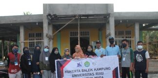 Tim Kukerta UNRI di Desa Lubuk Muda, Bersihkan Masjid Bersama Warga