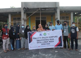 Tim Kukerta UNRI di Desa Lubuk Muda, Bersihkan Masjid Bersama Warga