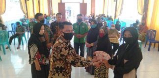 Kepala Desa Rambah Samo Barat Serahkan BLT Tahap III