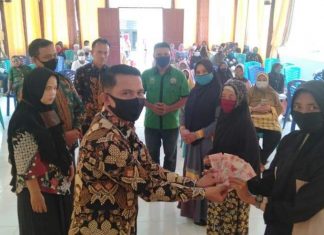 Kepala Desa Rambah Samo Barat Serahkan BLT Tahap III