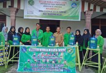 Gerak Cepat, Mahasiswa KKN UPP Bagikan Alat Cuci Tangan Siap Pakai