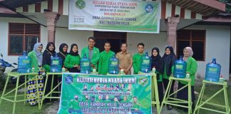 Gerak Cepat, Mahasiswa KKN UPP Bagikan Alat Cuci Tangan Siap Pakai