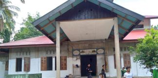 Mahasiswa KKN UPP Silaturahmi dan Bersihkan Surau Babussalam Muara Musu