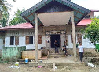 Mahasiswa KKN UPP Silaturahmi dan Bersihkan Surau Babussalam Muara Musu