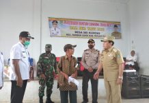 Bupati Rokan Hulu Menyaksikan Penyerahan BLT Tahap II di Desa Sungai Kuning