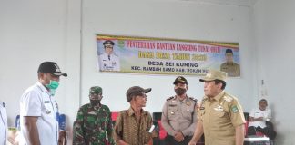 Bupati Rokan Hulu Menyaksikan Penyerahan BLT Tahap II di Desa Sungai Kuning
