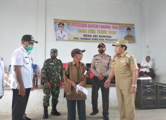 Bupati Rokan Hulu Menyaksikan Penyerahan BLT Tahap II di Desa Sungai Kuning