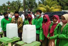 KKN UPP Desa Kumain Bagikan Tempat Cuci Tangan Ke Masyarakat