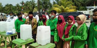 KKN UPP Desa Kumain Bagikan Tempat Cuci Tangan Ke Masyarakat