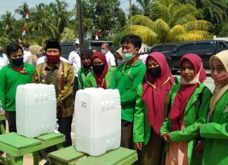 KKN UPP Desa Kumain Bagikan Tempat Cuci Tangan Ke Masyarakat