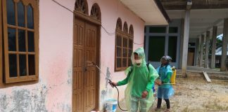 Menjelang Idul Adha, Mahasiswa KKN UPP Desa Marga Mulya SEMPROT Disinfektan