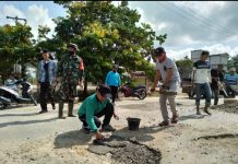 Jalin Kekompakan, GSSB Kepenuhan Bersama Forkopincam dan Masyarakat Semenisasi Jalan Berlubang