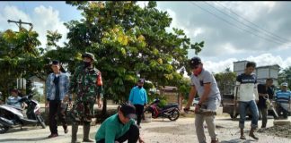 Jalin Kekompakan, GSSB Kepenuhan Bersama Forkopincam dan Masyarakat Semenisasi Jalan Berlubang