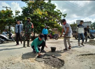 Jalin Kekompakan, GSSB Kepenuhan Bersama Forkopincam dan Masyarakat Semenisasi Jalan Berlubang