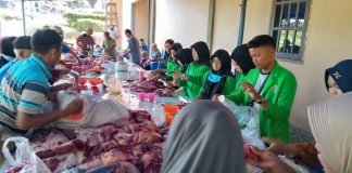 Mengabdi Ditengah Masyarakat, Mahasiswa KKN UPP Turut Memotong dan Membagikan Daging Kurban