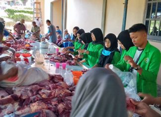 Mengabdi Ditengah Masyarakat, Mahasiswa KKN UPP Turut Memotong dan Membagikan Daging Kurban