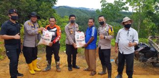 Peduli Masyarakat Terdampak Covid-19, Kapolres Rohul Salurkan Sembako Ke Warga Sei Bungo